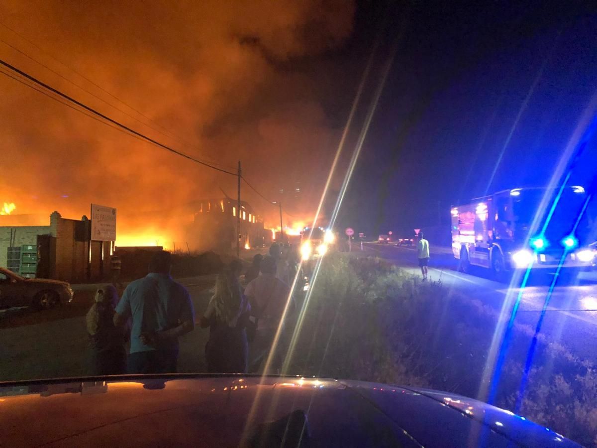 Espectacular incendio de una nave en Puente Genil