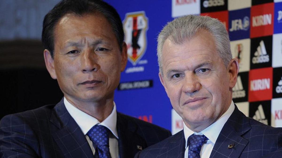 Hiromi Hara, junto al técnico mexicano Javier Aguirre