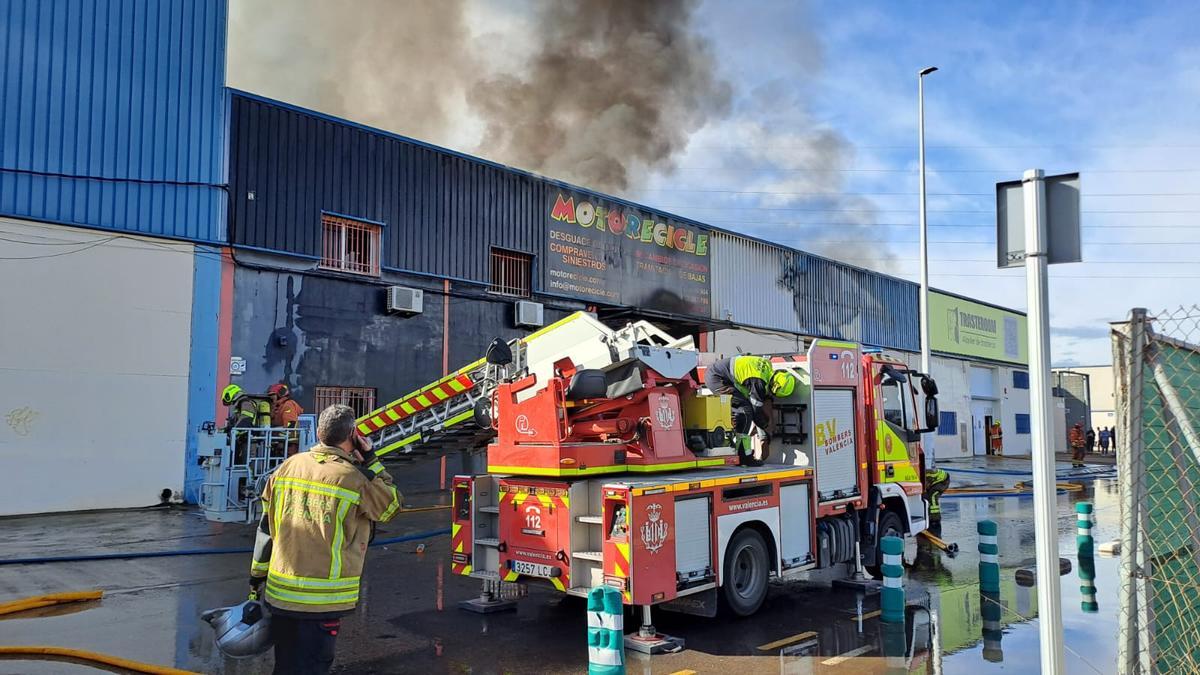 Declarado un incendio en un desguace de motos en Alboraia