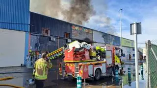 Declarado un incendio en un desguace de motos en Alboraia