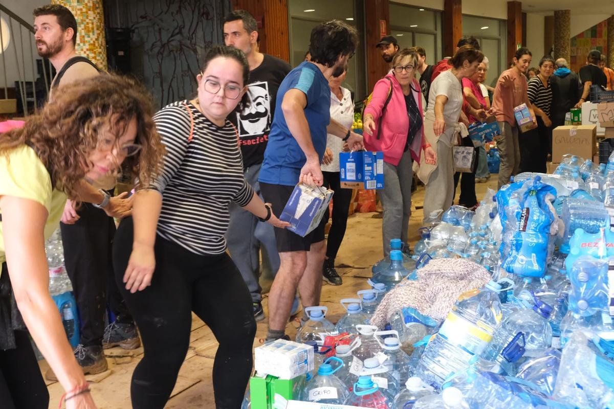 Así está siendo el reparto de agua y alimentos en Chiva