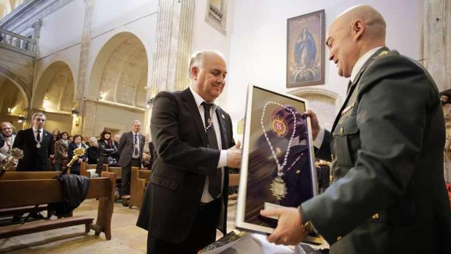 Armando Arias y Luis Avilés, ayer, en la iglesia de la Corte.