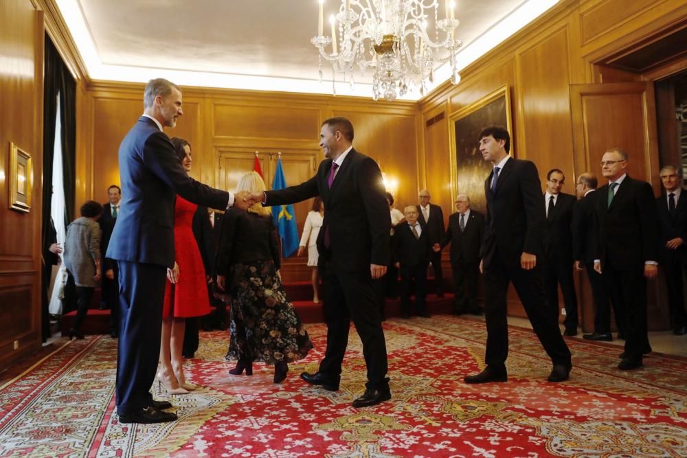 Los Reyes reciben los premiados con las Medallas de Oro de Asturias