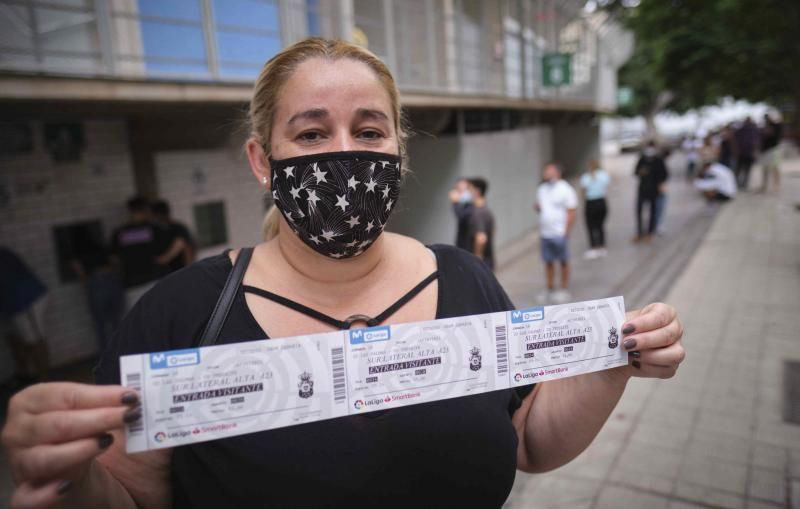 Colas para las entradas del derbi entre la UD Las Palmas y CD Tenerife