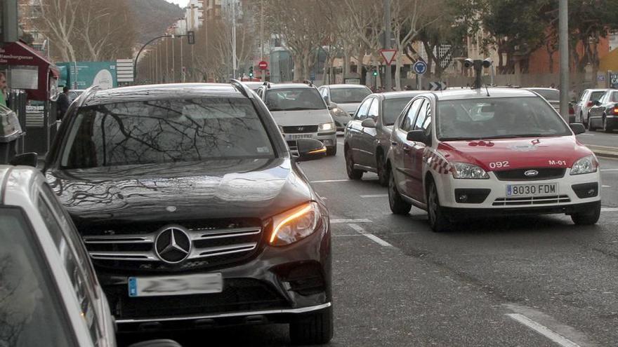 El ´coche pone multas´ en plena acción en el Paseo Alfonso XIII contra aquellos que dejan el coche en doble fila.