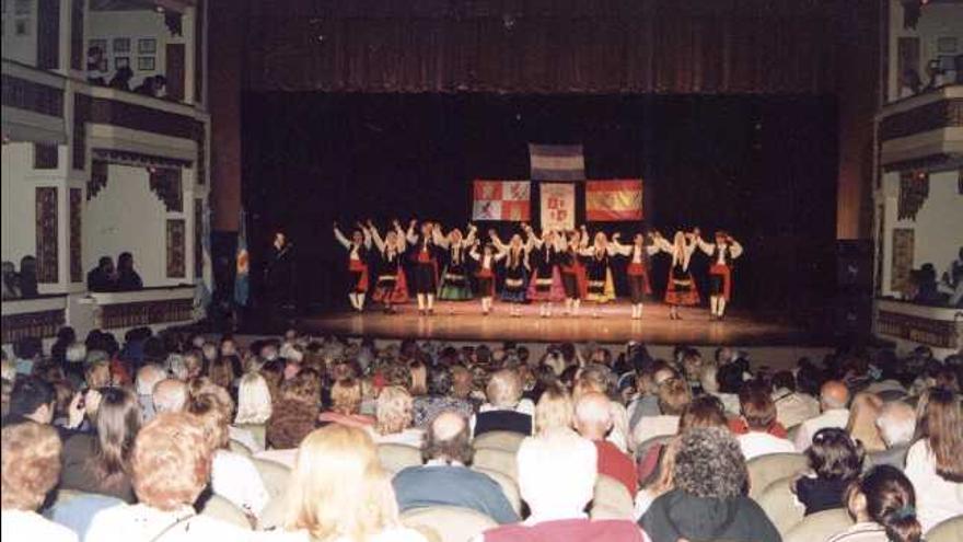 Momento del festival que los emigrantes en la ciudad argentina de Mar del Plata han organizado en el Teatro Colón