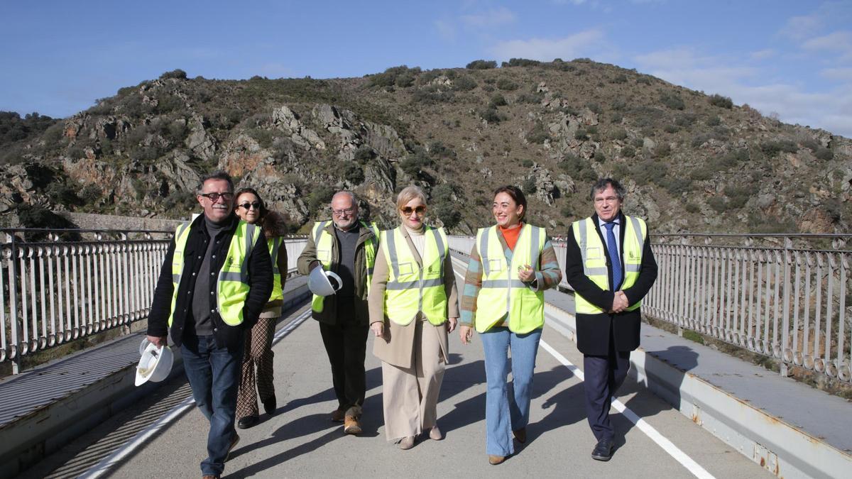 La consejera de Movilidad y Transformación Digital, María González Corral, visita las obras que se están realizando en el Puente de Requejo.