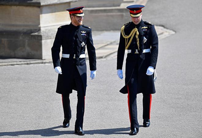 El Príncipe Harry y el Príncipe Guillermo de uniforme