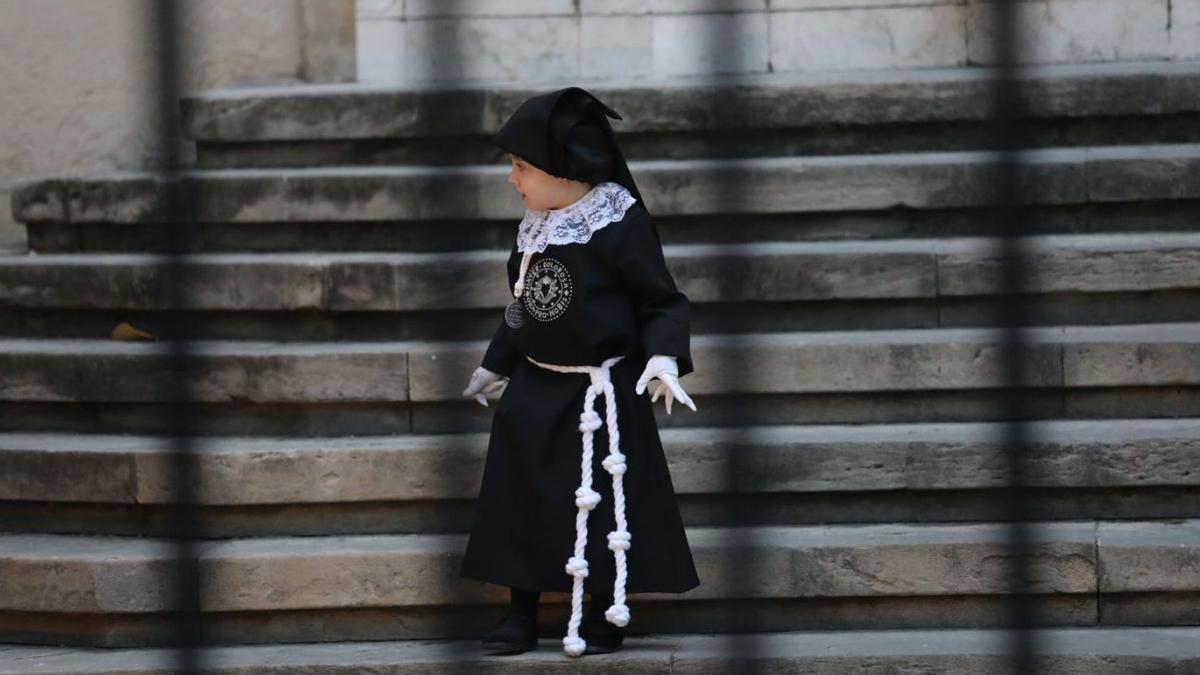 Una niña en la procesión de La Dolorosa. | ÁNGEL DE CASTRO