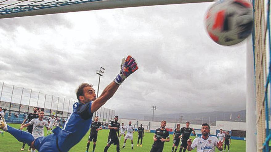 El balón entra por la escuadra tras el cabezazo de Josua, era el 2-2.