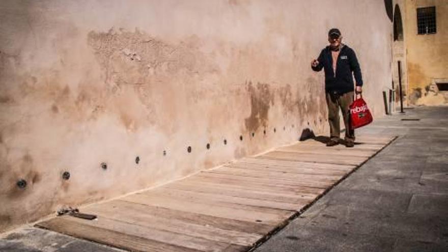 Una de las puertas de acceso al refugio antiaéreo.