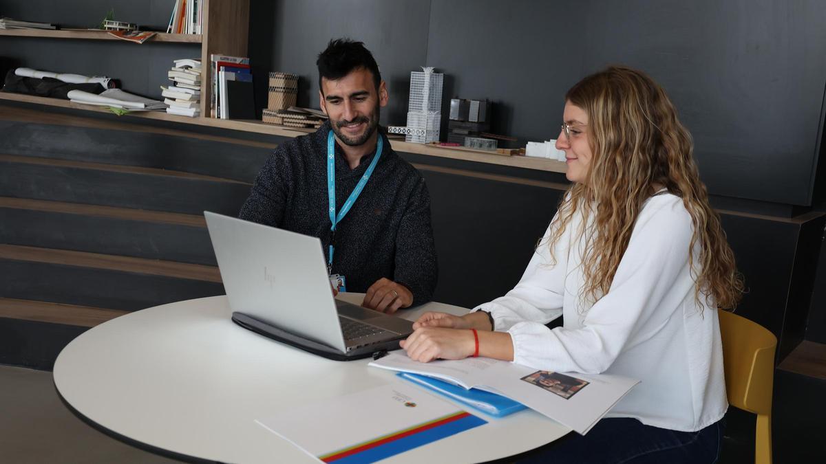 Equipo de la Universidad CEU Cardenal Herrera, junto a una alumna.