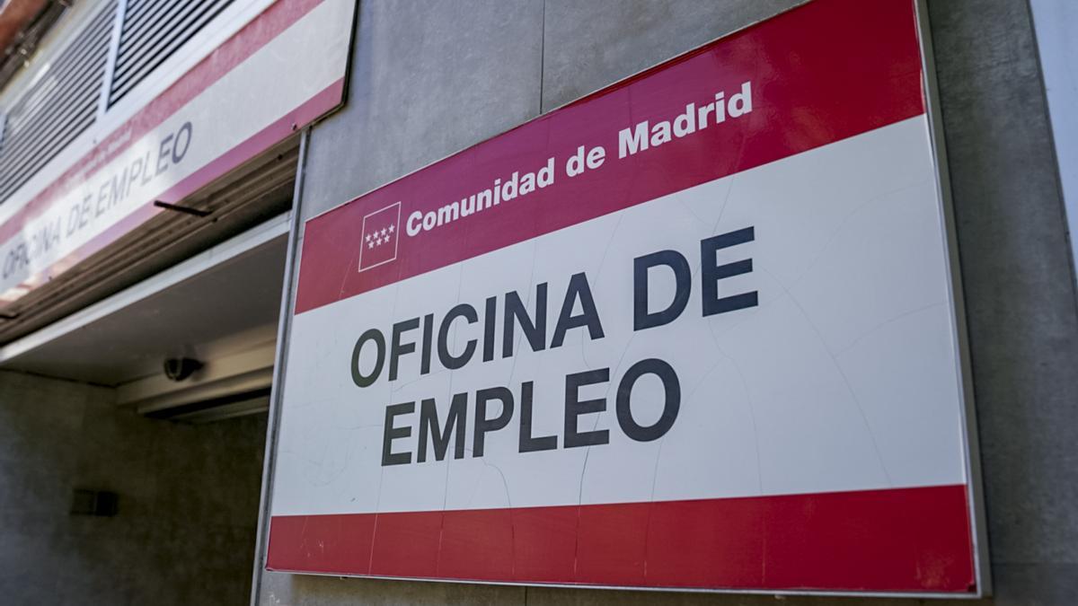 Puerta de la oficina de desempleo de Aluche.