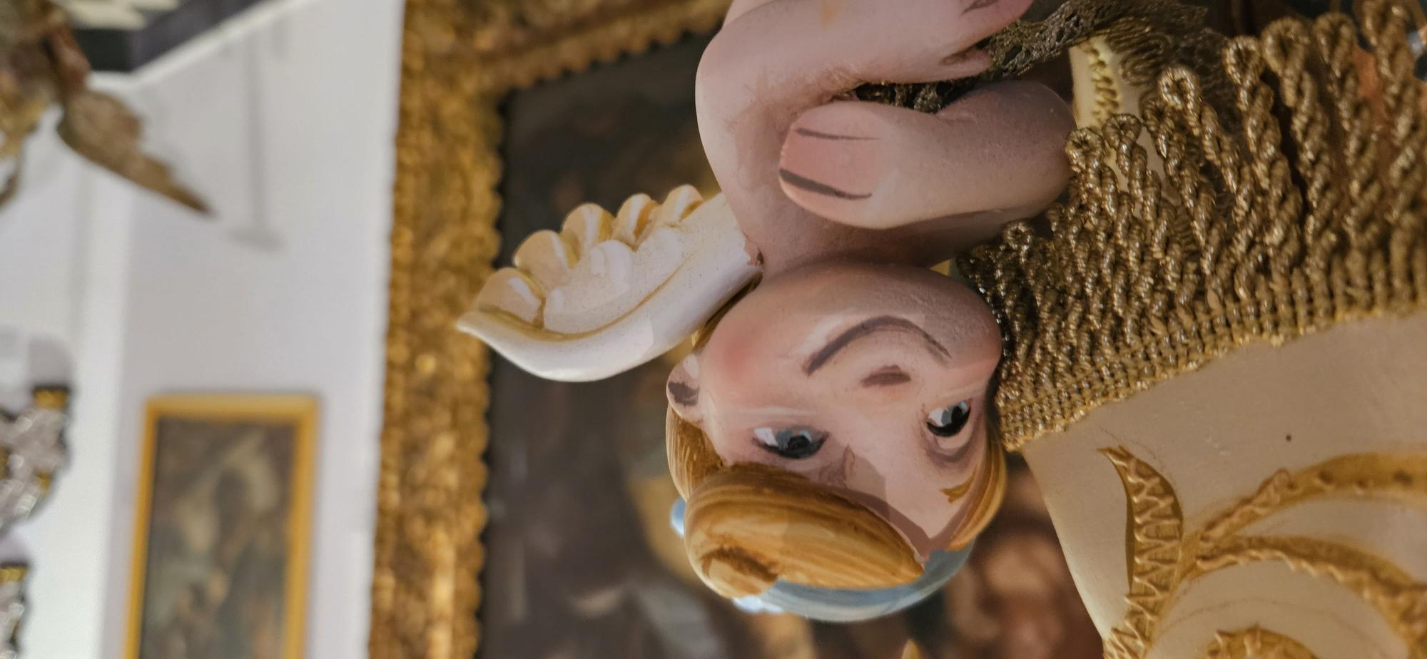 La falla Reina-Paz entrega del "ninot" de la Virgen al Museo de la Basílica