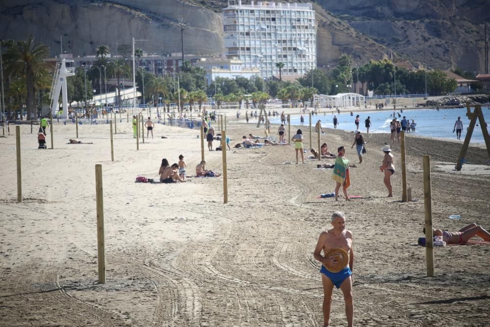 La playa del Postiguet, delimitada con postes