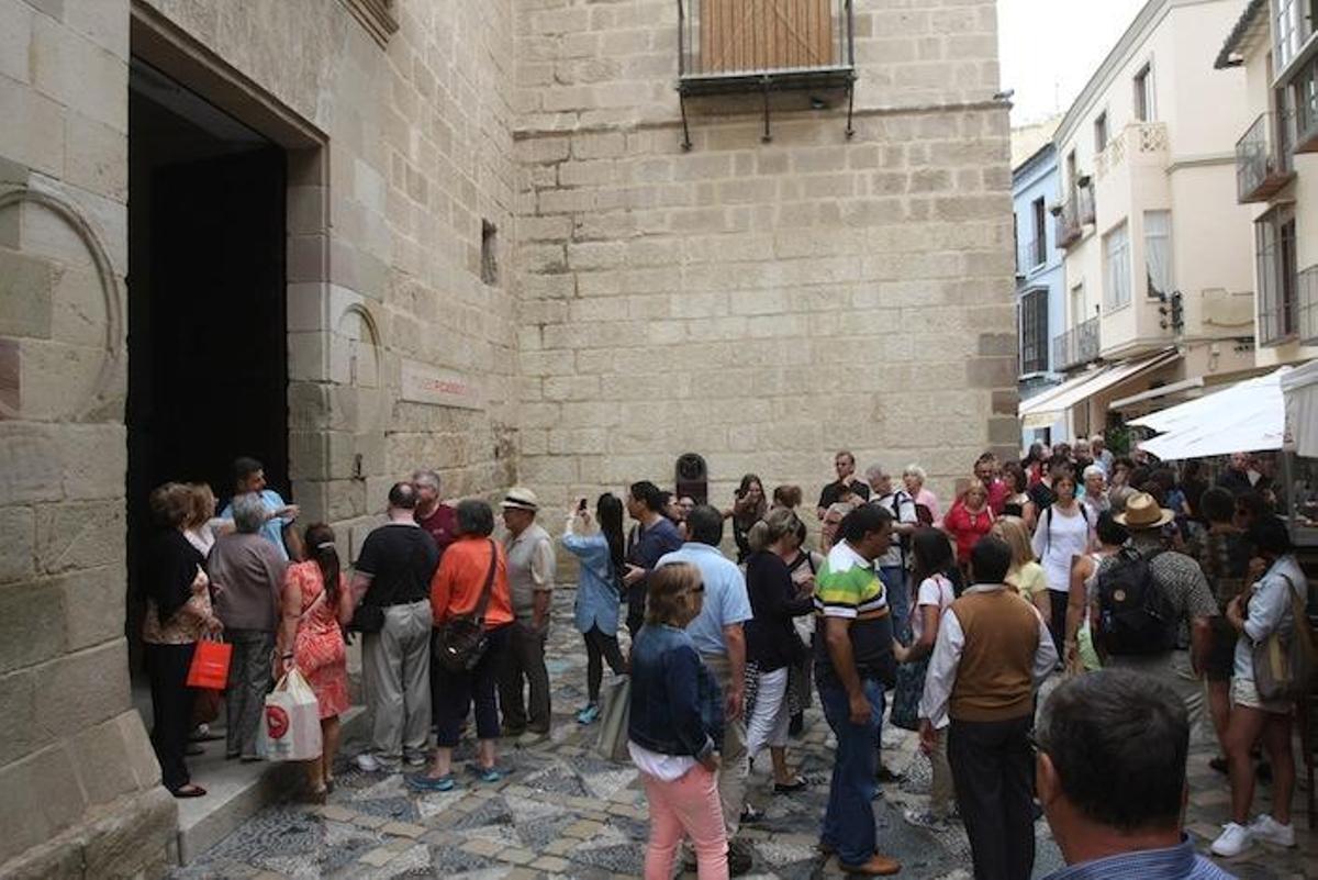 Visitantes haciendo cola en el Palacio de Buenavista.