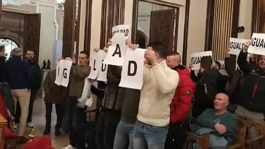 Los bomberos de Zamora irrumpen pacíficamente en el pleno del Ayuntamiento: "Igualdad"