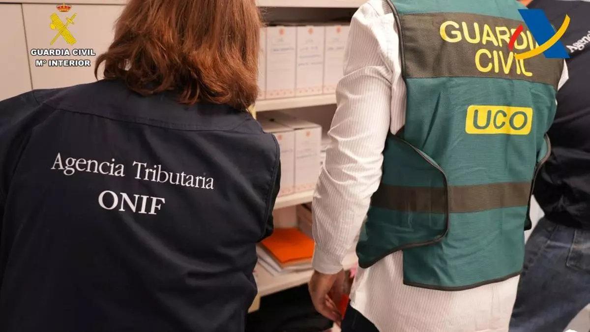 Miembros de la ONIF y de la UCO ha investigado la documentación de sobre el comercio de hidrocarburos.