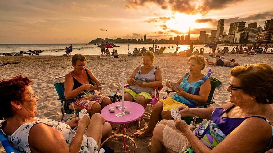 Personas mayores en la playa de Benidorm, en una imagen de archivo.