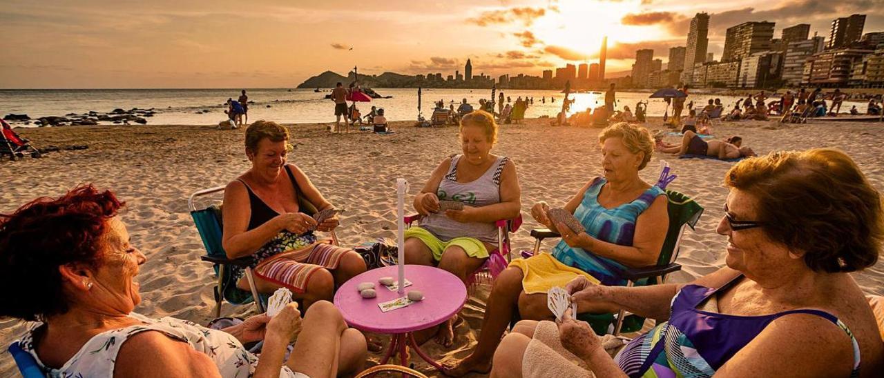 Personas mayores en la playa de Benidorm, en una imagen de archivo.