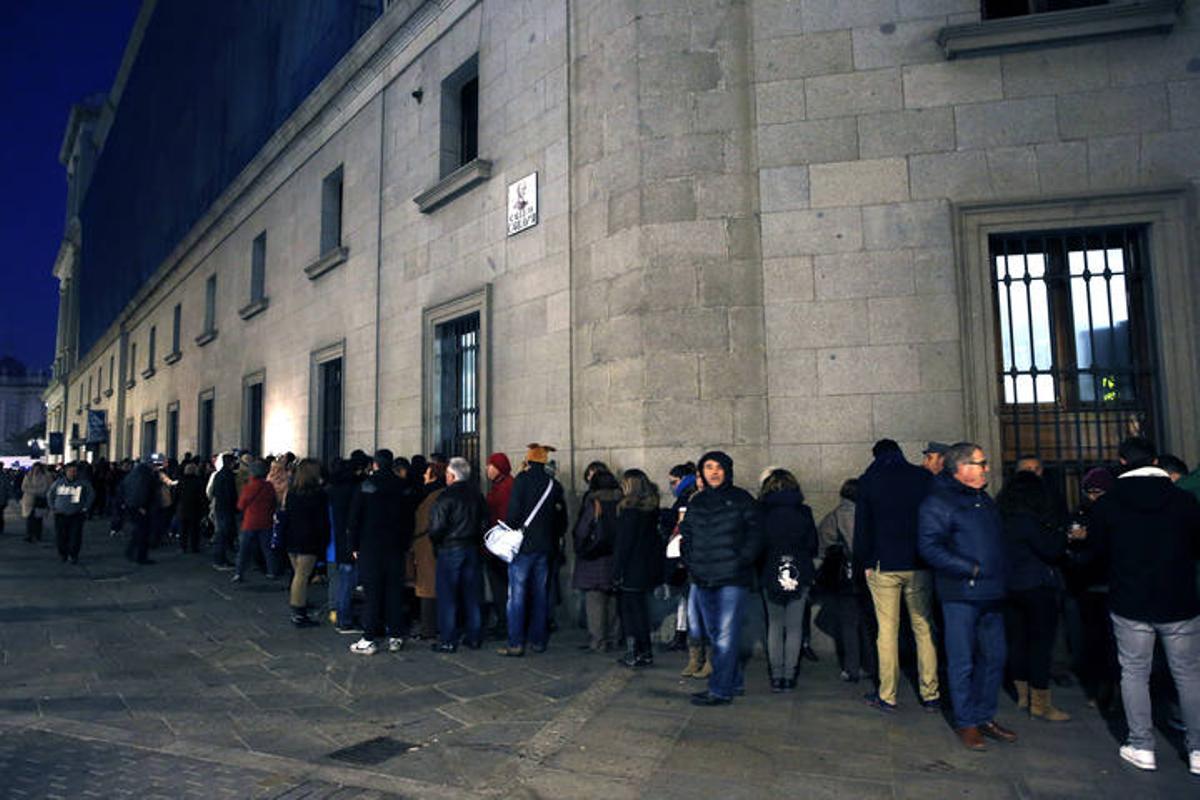 UNA LARGA COLA DE P?BLICO ESPERA EL COMIENZO DEL SORTEO DE NAVIDAD UNA LARGA COLA DE P?BLICO ESPERA EL COMIENZO DEL SORTEO DE NAVIDAD