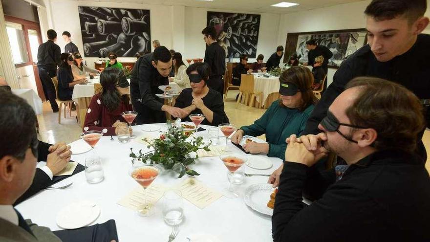 Vendados, los comensales degustan el menú en el restaurante del CIFP Carlos Oroza. // Rafa Vázquez