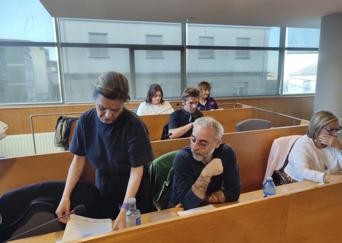 De pie, la primera teniente de alcaldesa, Sagrario Martínez. | FIRMA