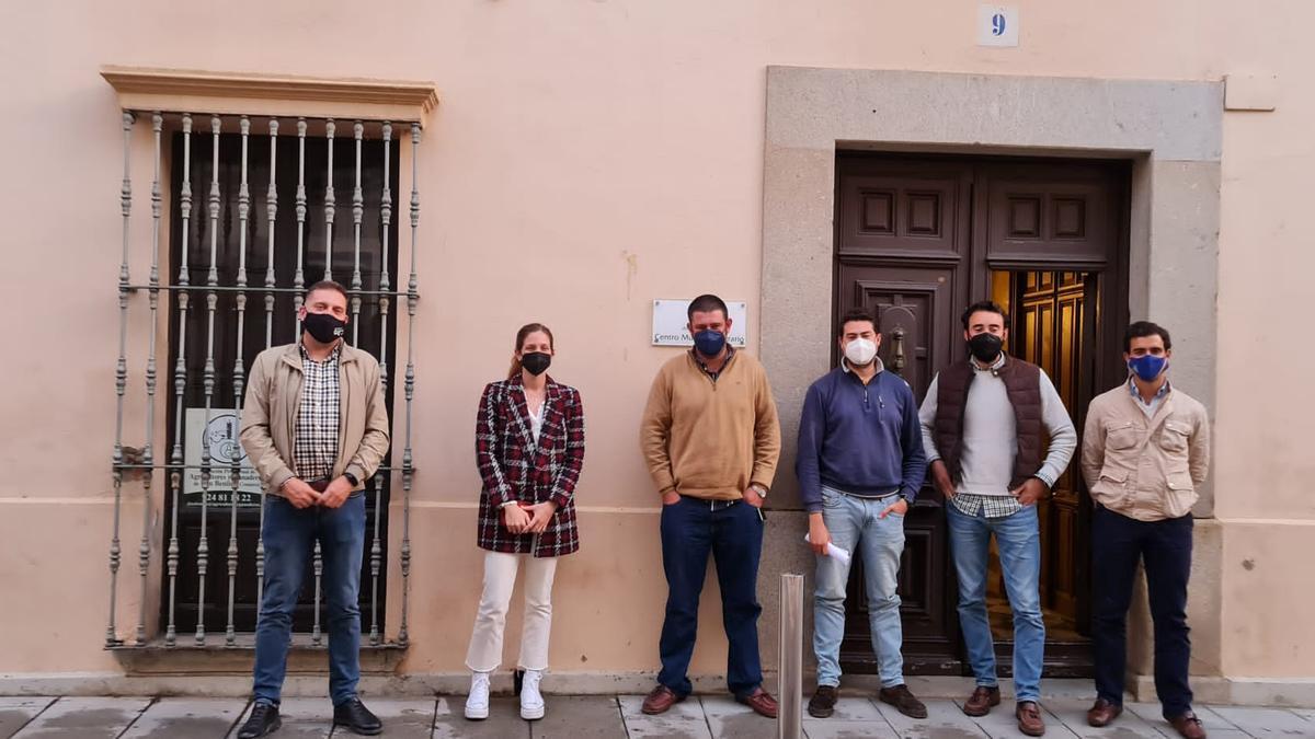 Reunión de la directiva de la asociación de agricultores con representantes del sector ganadero.