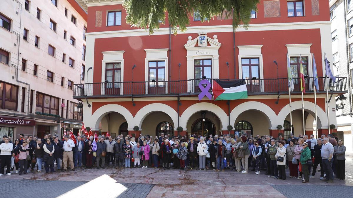 Los conductores de autobús piden más medidas de seguridad tras el apuñalamiento de su compañero en Langreo: "Esto no se puede repetir"
