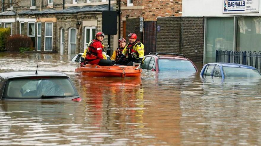 Miembros del equipo de rescate en Yorkshire en las últimas inundaciones.