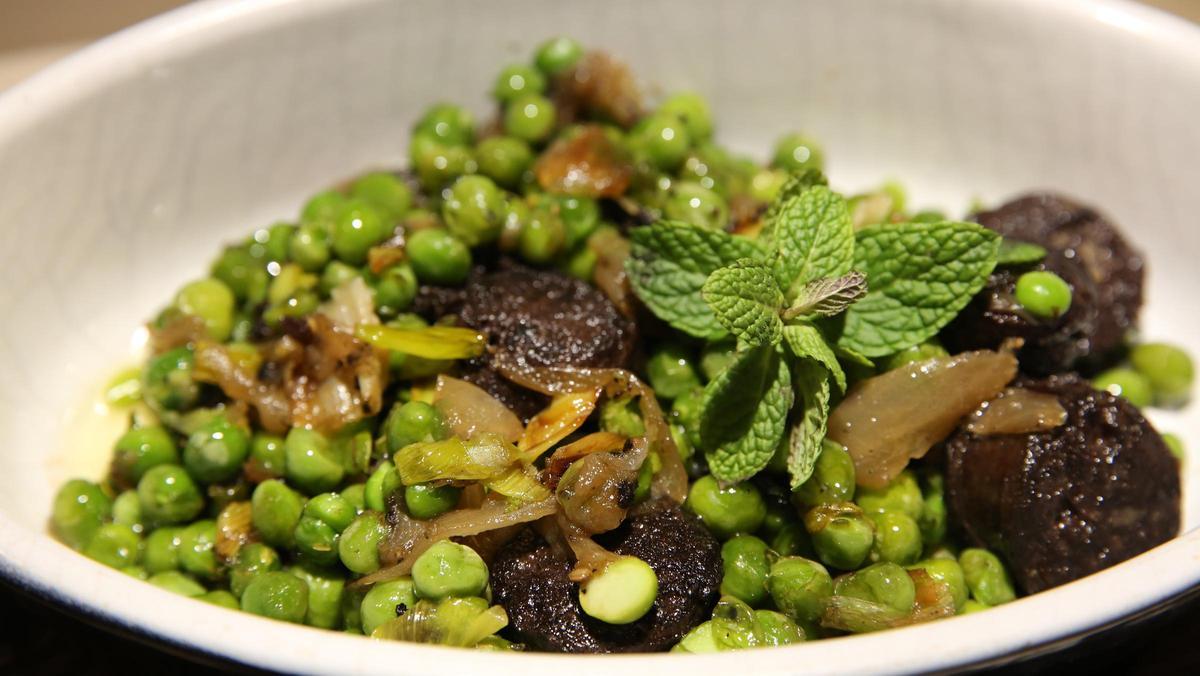 Guisantes con ’calçots’, menta y butifarra negra.