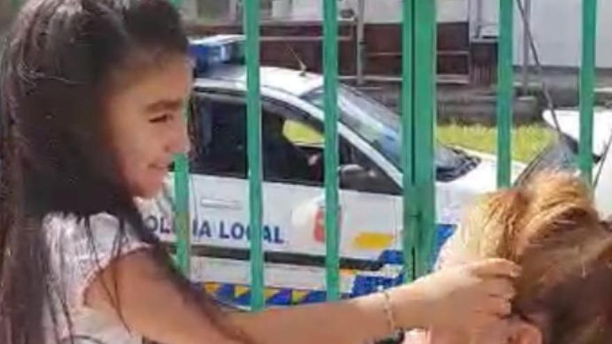 Coronavirus en Canarias | La Policía canta cumpleaños feliz a una niña de Agaete