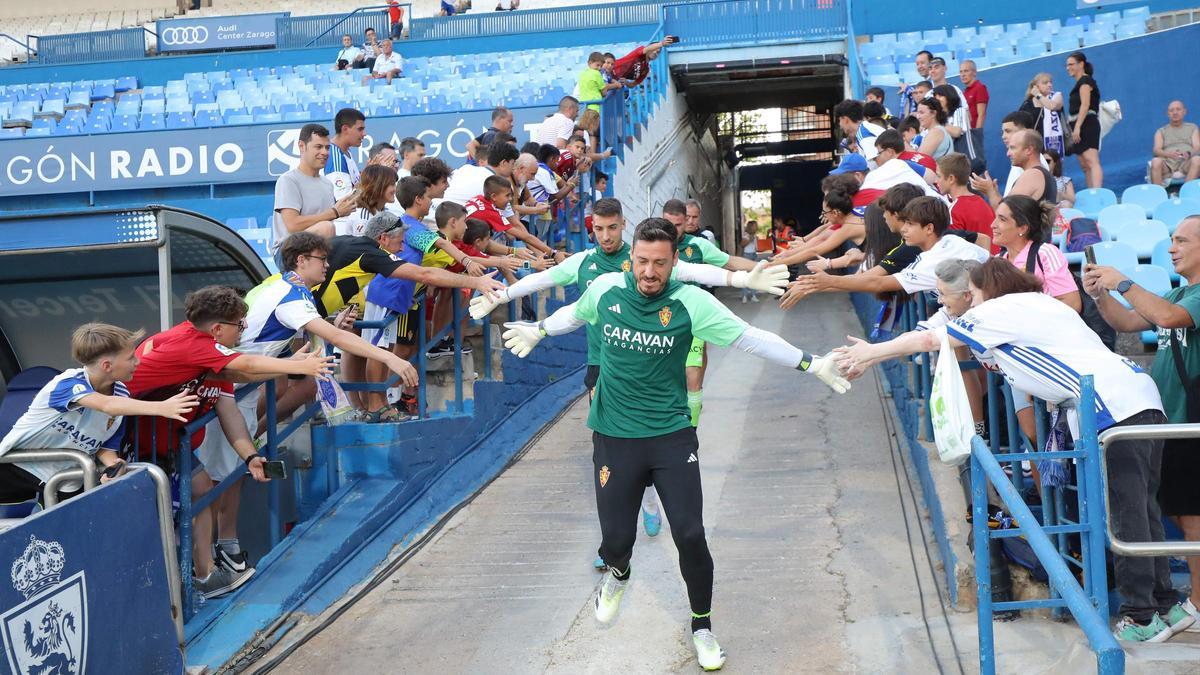 Cristian Álvarez, seguido por Rebollo y Poussin, saluda a los aficionados antes de un partido.