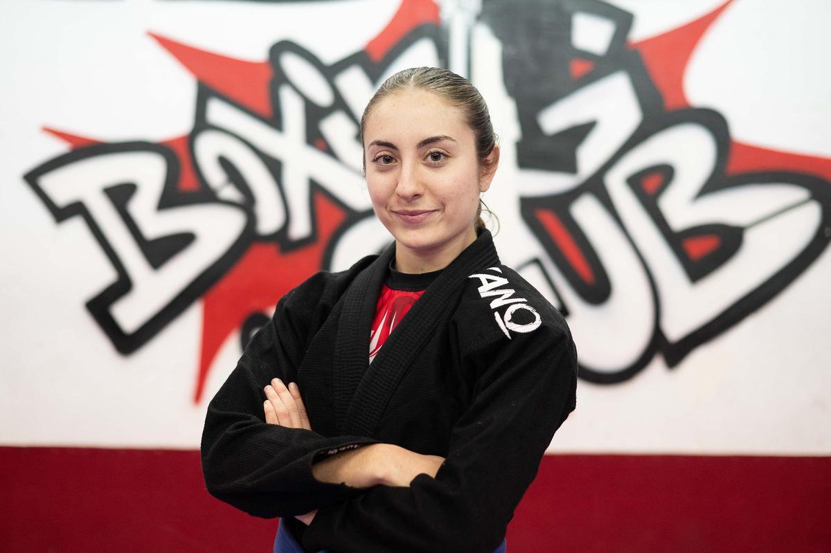 La luchadora zaragozana de jiu jitsu posa antes de empezar un entrenamiento.