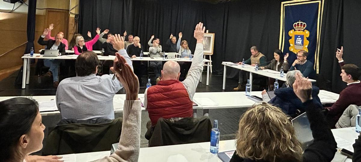 Un momento do pleno ordinario celebrado o luns en Ribeira.