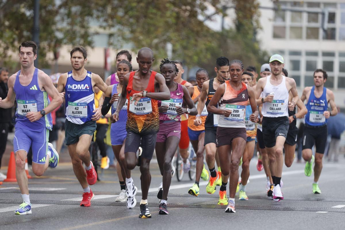 Grupo con las primeras mujeres