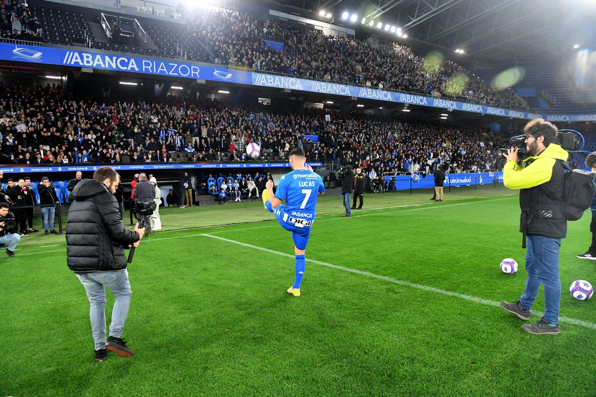 Riazor aclama a Lucas Pérez en su presentación