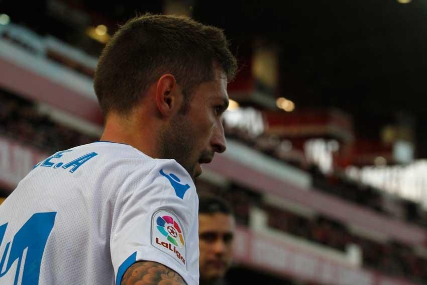 El Deportivo consigue en Granada la trascendental victorial para las aspiraciones blanquiazules al final de temporada.