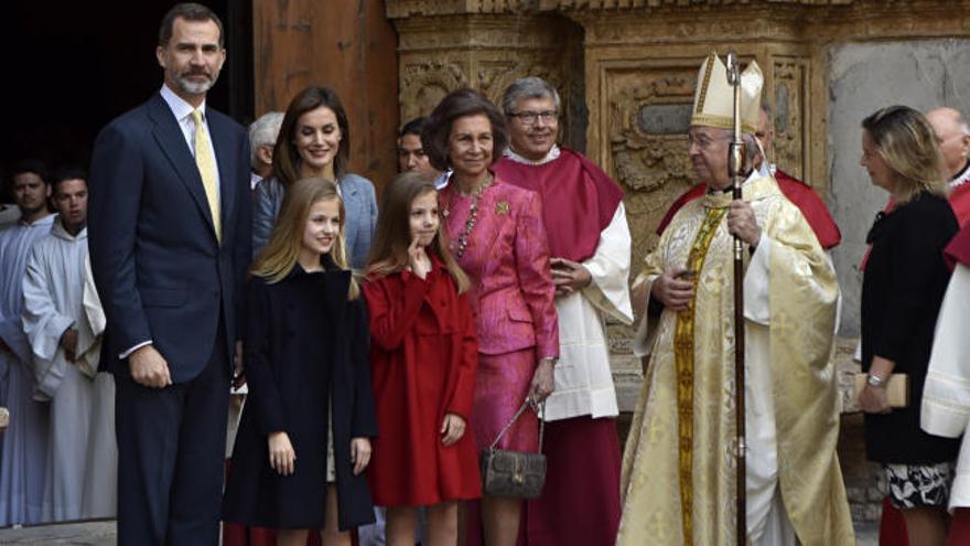 Los Reyes, sus hijas y doña Sofía asisten a la misa de Pascua en la Catedral de Palma