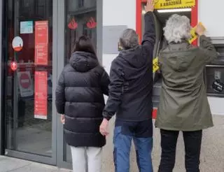 Greenpeace «precinta» el cajero de un banco para salvar la Amazonía
