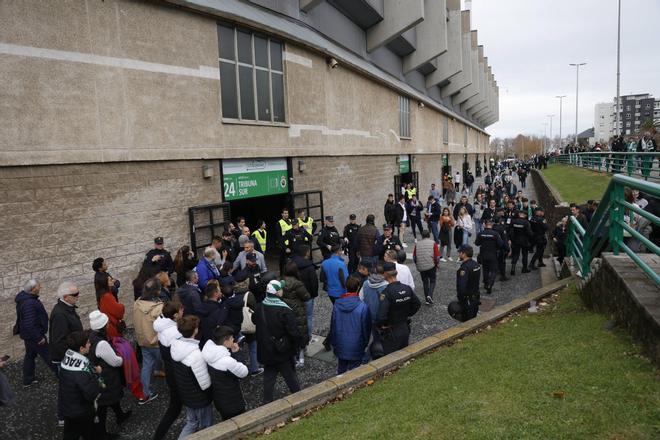 Aficionados del Real Oviedo llegando al estadio de Santander