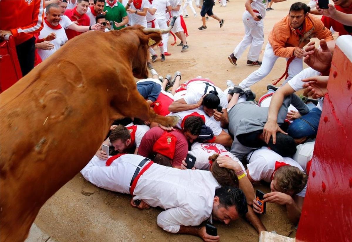 jjubierre39279707 a wild cow leaps over revellers as it enters the bullring fo170716130934