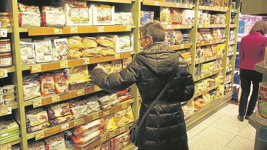 El Ayuntamiento de Mérida pide a los supermercados medidas para evitar que se tiren al suelo los guantes de plástico