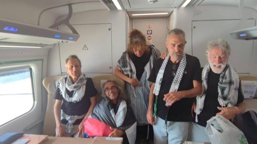 El activista cangués Benito González, retenido en la Flotilla a Gaza, ya en el tren de regreso a casa