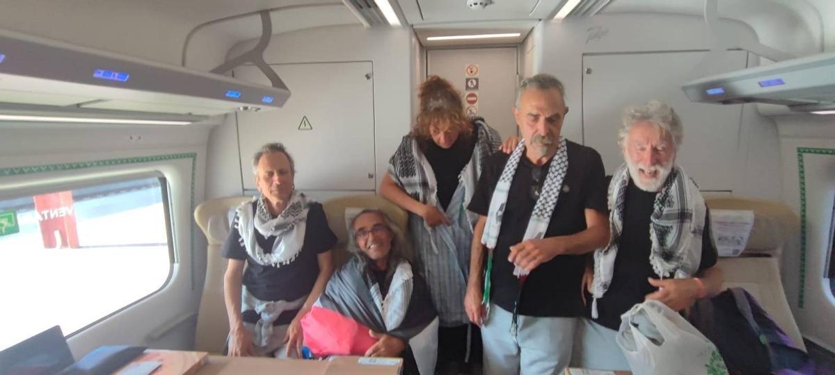 Benito González, primero derecha, con el grupo de activistas gallegos en el tren de regreso a casa.