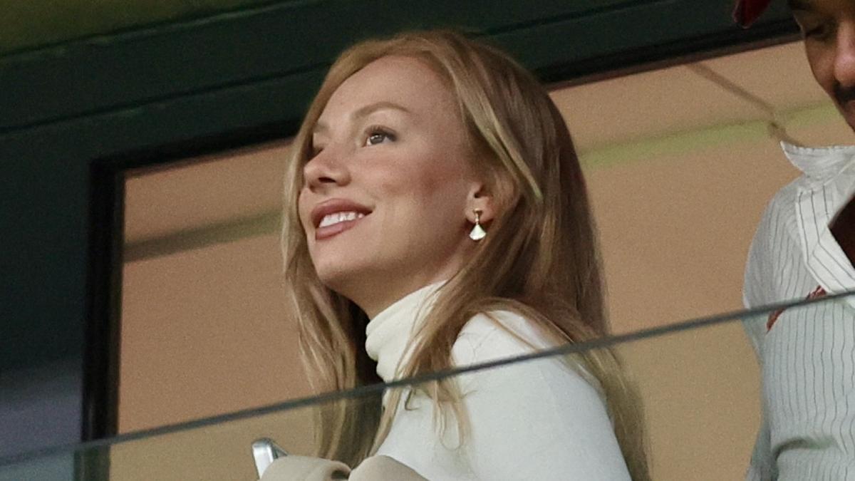 Ester Expósito no quiso perderse el regreso de Mbappé al Bernabéu