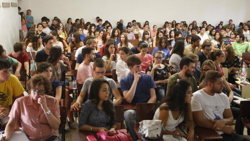 Más de 200 alumnos acuden a la reunión convocada por el decanato para informar del plante a Sanidad