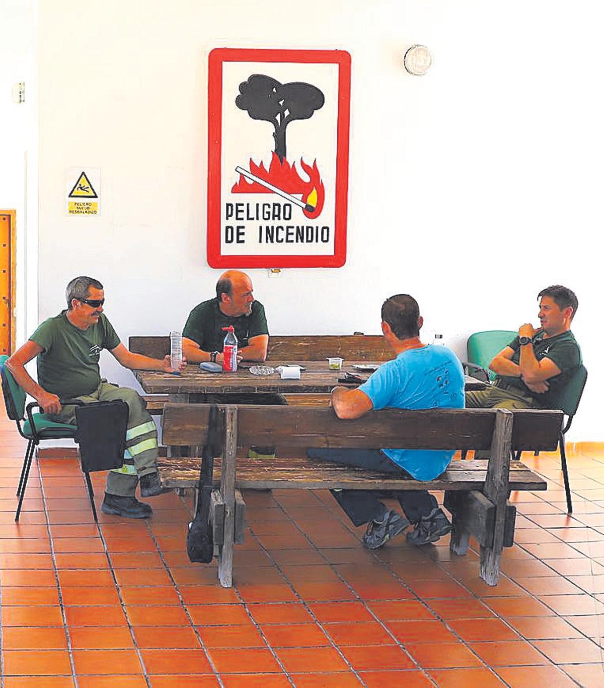 Miembros del Infoca dialogan durante su turno.