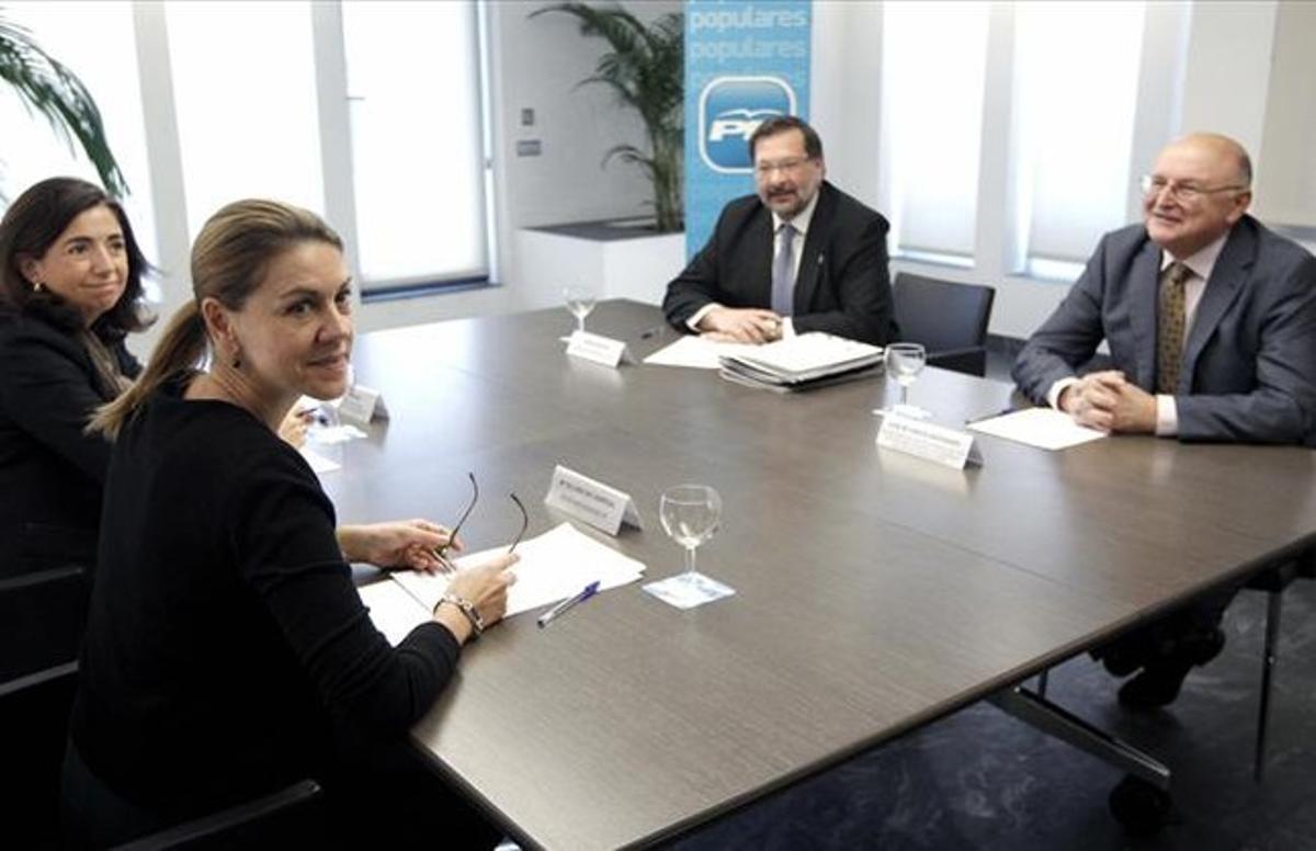 La secretària general del PP, María Dolores de Cospedal, amb la secretària nacional d’Educació i Igualtat del PP, Sandra Moneo, el secretari general de la Federació de Sindicats Independents d’Ensenyament (FSIE), Jesús Pueyo Val, i el secretari d’Acció Sindical, José María García Santander, aquest matí a la seu del PP, a Madrid.