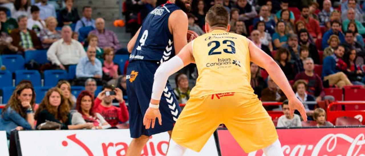 Ioannis Borousis -izqda.- con la camiseta del Baskonia en la temporada 2015-16 frente al exclaretiano Alen Omic.